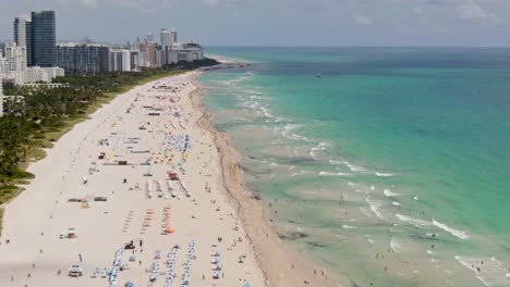 Edificios-De-La-Ciudad-De-Miami-Y-Playa-Tropical-De-Arena,-Vista-Aérea-De-Drones