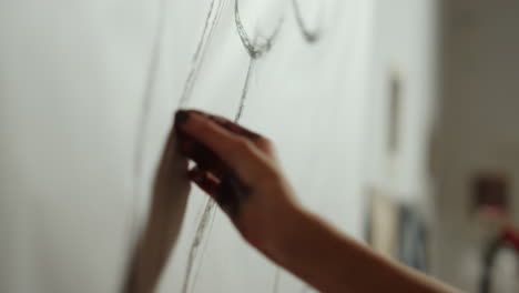 mujer dibujando a mano en el interior. pintora haciendo bocetos en el estudio de arte.