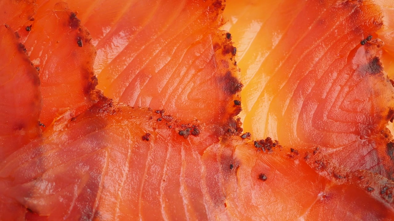 Primo piano di filetto di salmone affumicato affettato sottilmente