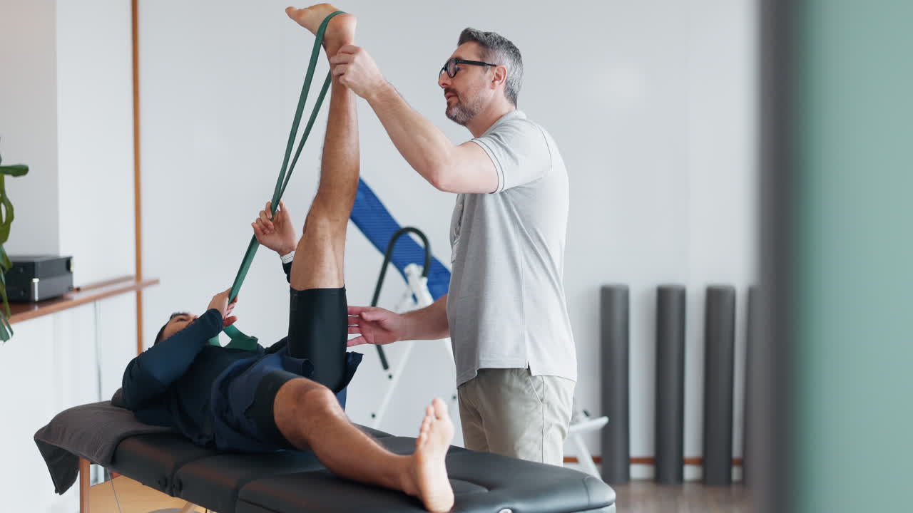 Fisioterapia, homem e alongamento muscular nas pernas