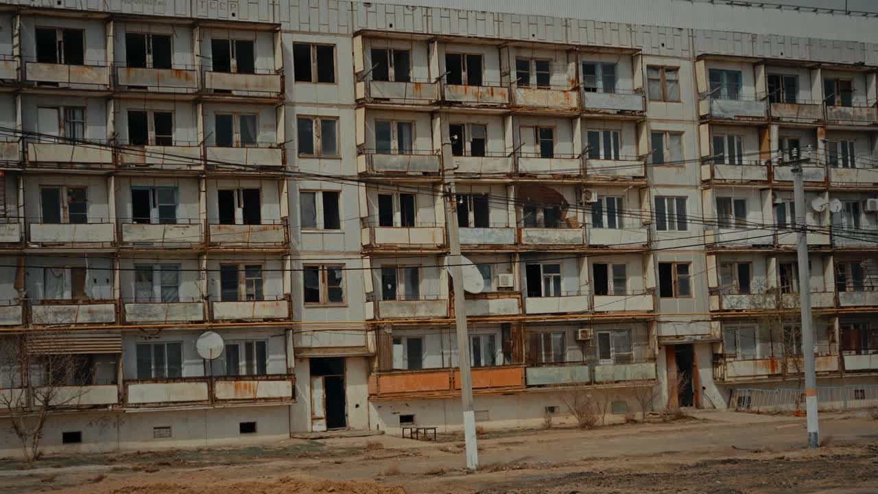 Vista esterna di un condominio trascurato e fatiscente