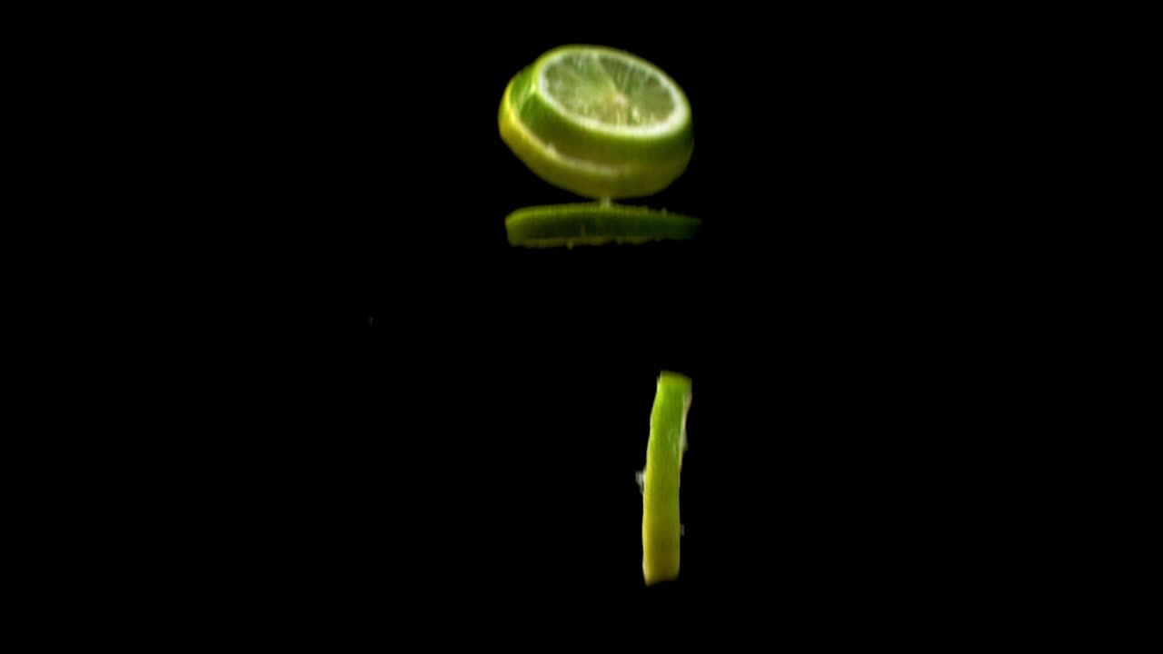 Fette di lime che cadono