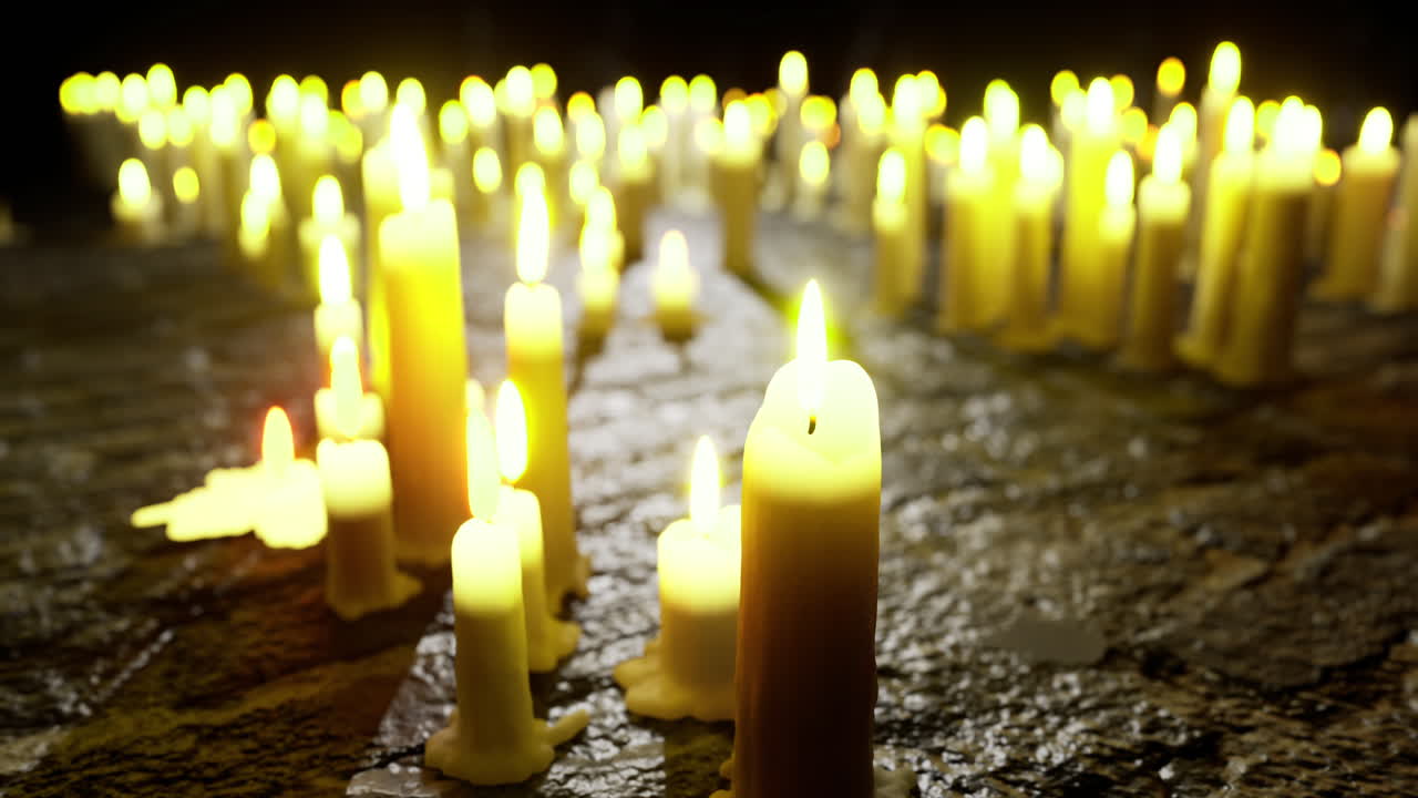 Le candele illuminano uno spazio buio creando un’atmosfera serena