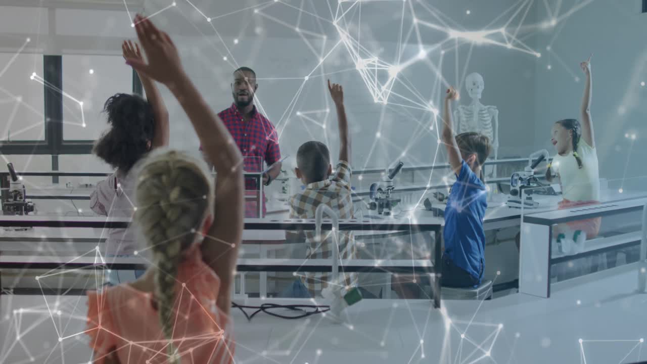 animación de redes sobre feliz maestro afroamericano y alumnos levantando las manos en clase