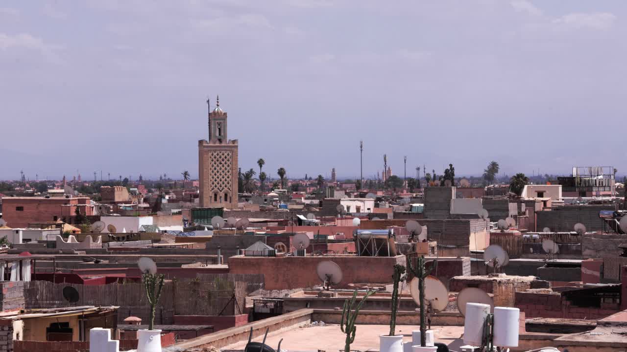 una vista panorámica con un famoso punto de referencia de la mezquita en marrakech, marruecos, con intrincada ornamentación arquitectónica, un patrimonio cultural dentro de la histórica medina