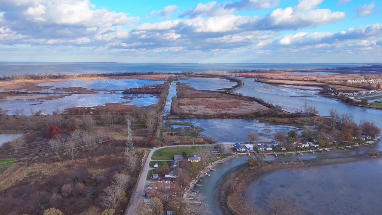 Flyfoto av Toussaint-elven og våtmarker nær Oak Harbor, Ohio