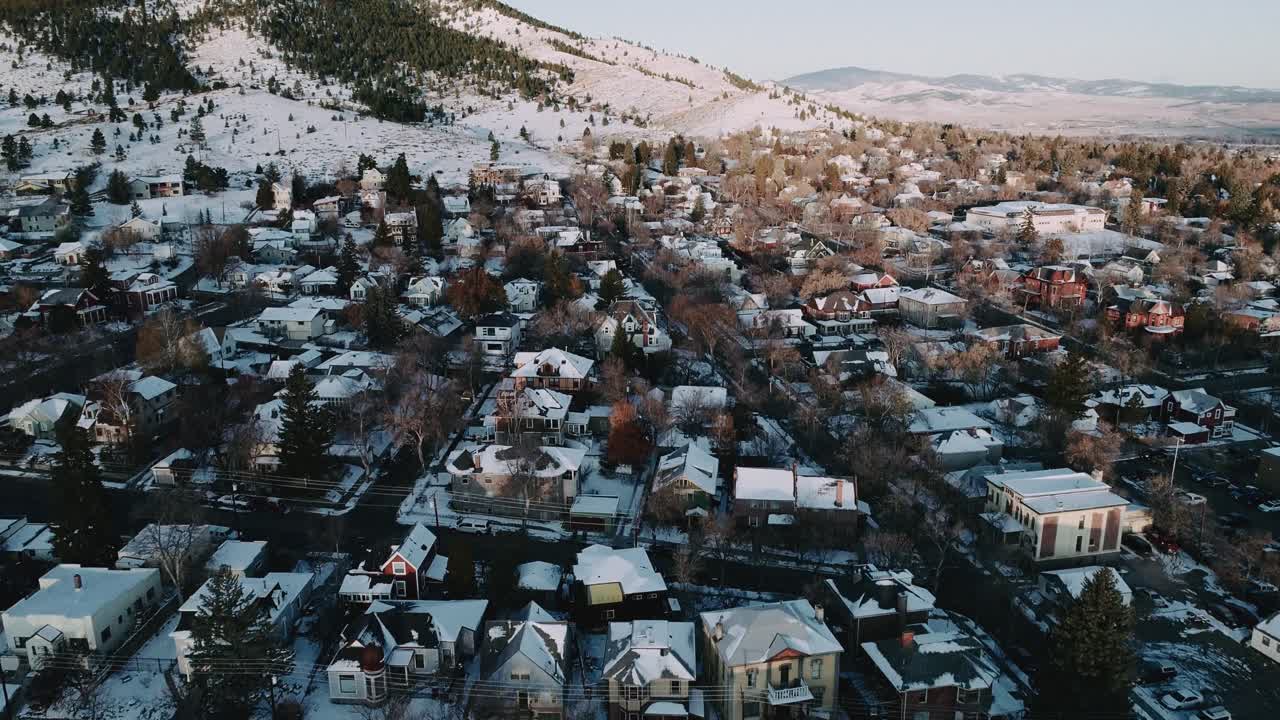 해가 뜨는 겨울에 헬레나 몬타나의 드론 샷
