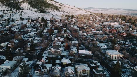 una toma de dron de helena montana en el invierno con el sol saliendo
