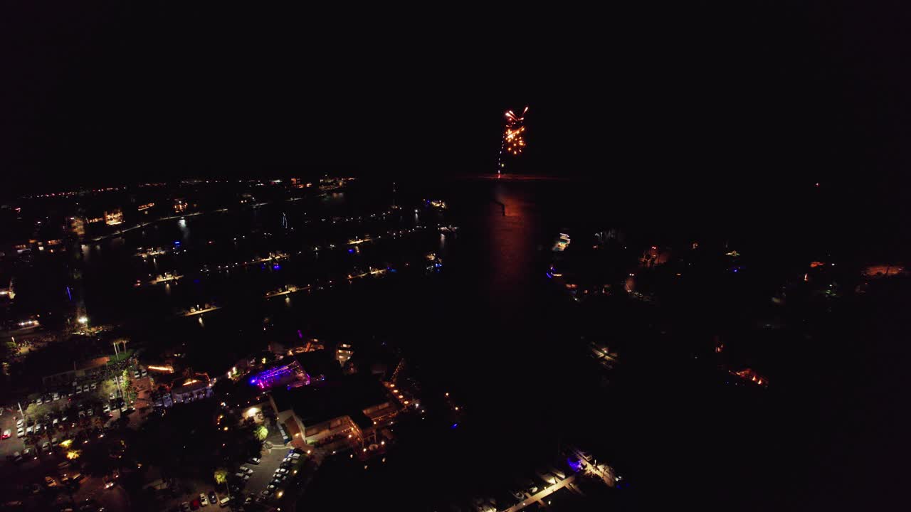 호주 서부 퍼스에 있는 민다리 정박지에서 밤에 불꽃놀이를 향해 천천히 이동하는 공중