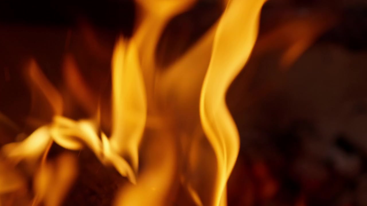 Primo piano di fiamme vivaci arancioni e gialle