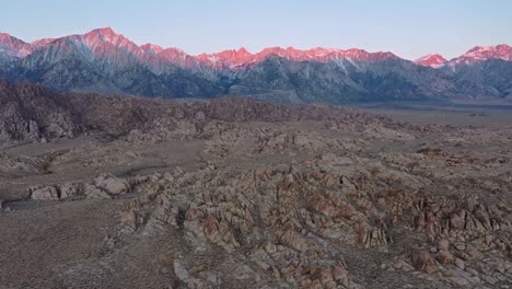 Ausgezeichnete-Luftaufnahme-Des-Sonnenaufgangs,-Der-Den-Schneebedeckten-Mount-Whitney-In-Den-Kalifornischen-Alabama-Hills-Trifft