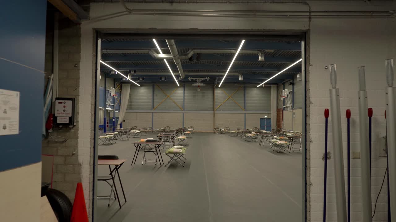 Idrottshallskomplex förberett som nödbostad för flyktingar och hemlösa under covid-19