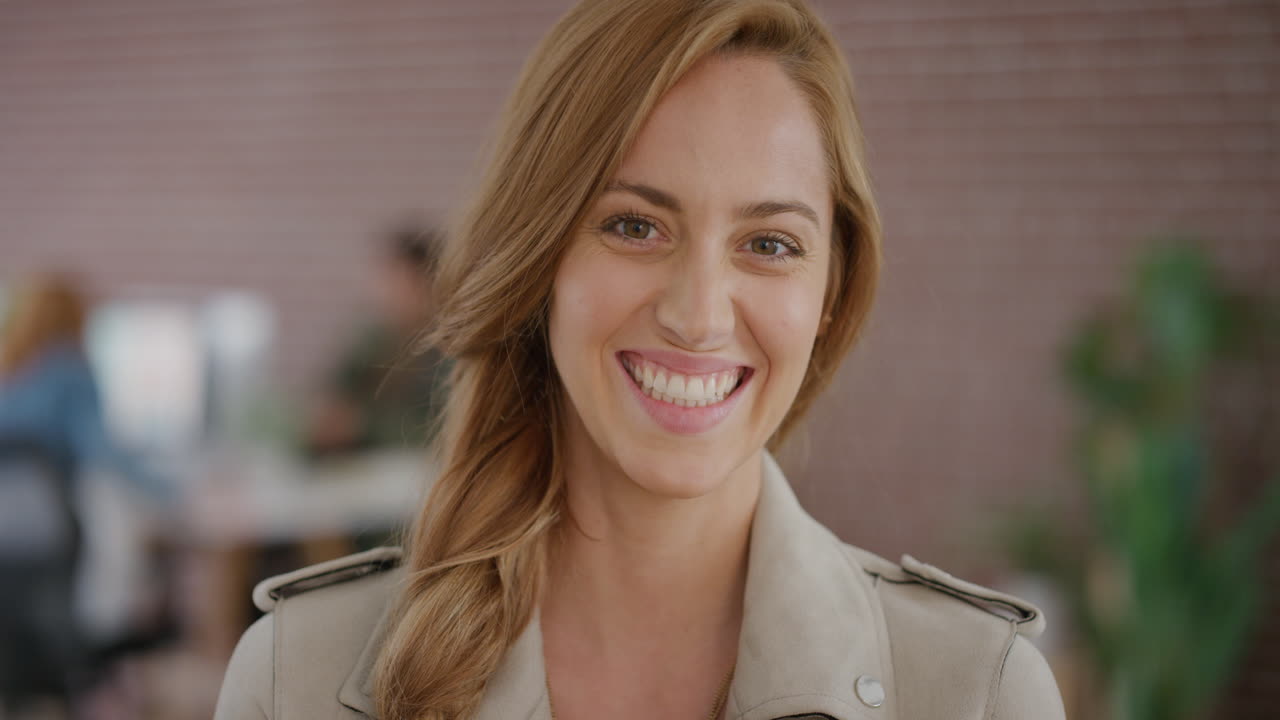 ritratto donna d'affari di successo sorridente che gode dello stile di vita imprenditoriale bella ambiziosa donna ufficio spazio di lavoro slow motion