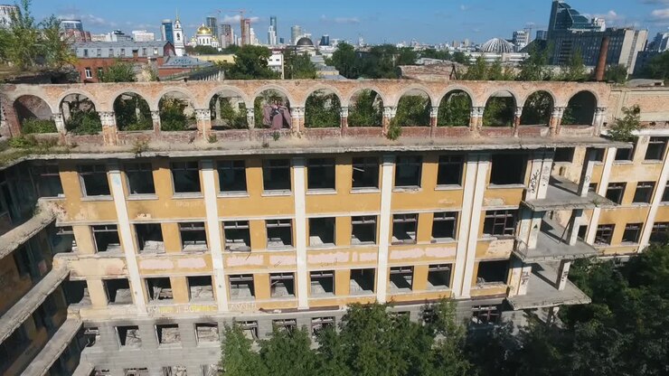 Edificio abandonado en la ciudad