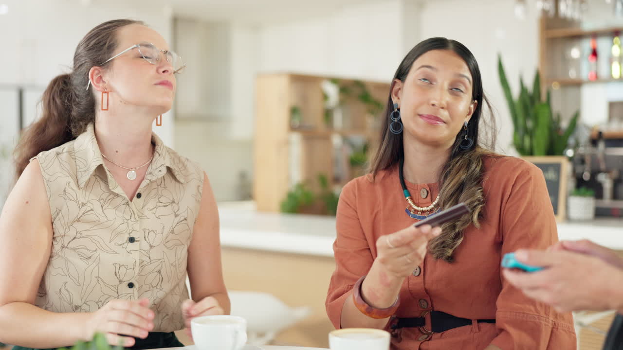 amigos en la cafetería, tarjeta de crédito para el pago