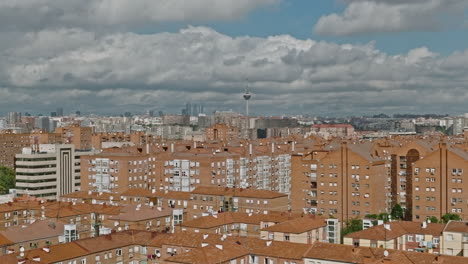 Desde-Su-Efervescencia-Económica-Hasta-Su-Grandeza-Arquitectónica,-El-Alma-De-Madrid-Se-Eleva-En-Tío-Pío