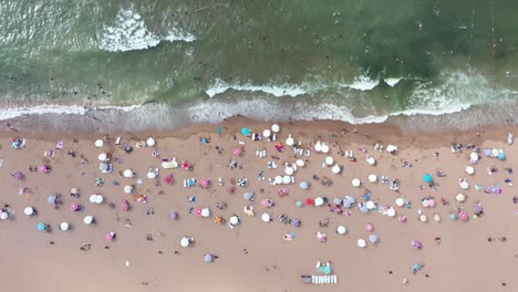 vista aérea de la playa de riva en la costa del mar negro en el lado asiático de estambul, turquía