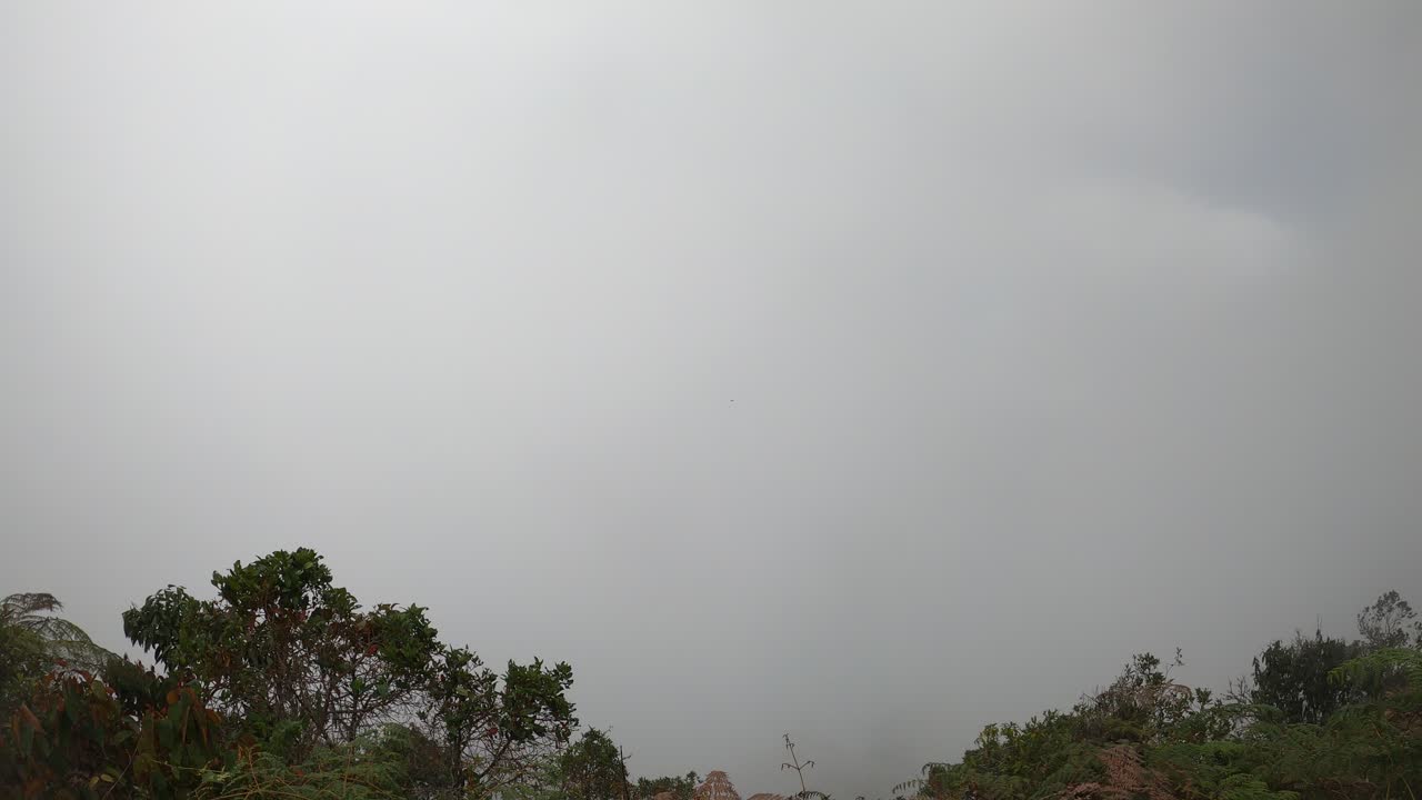 Nubes en movimiento. Vistas desde la cima de la montaña. Cielo en lapso de tiempo.