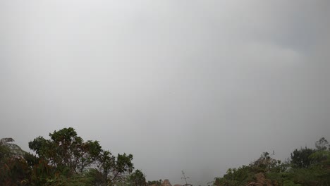 Wolken-In-Bewegung-öffnung-Bergspitze-Himmel-Time