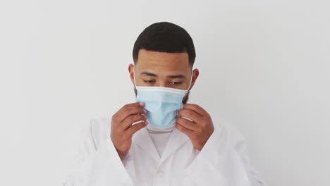 joven con una máscara facial contra un fondo blanco