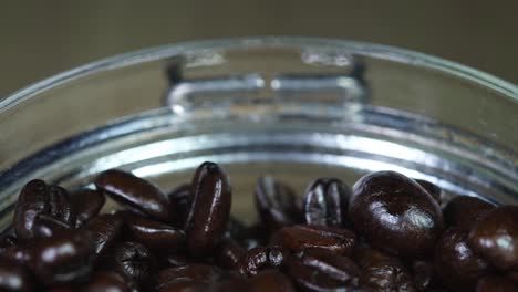 Hochwertige-Frische-Arabica-Kaffeebohnen,-Die-Die-Aromatische-Präsenz-Eines-Vollmundigen-Kaffees-Mit-Einem-Hauch-Von-Nussigem,-Rauchigem-Und-Kräuterigem-Geschmack-Verleihen