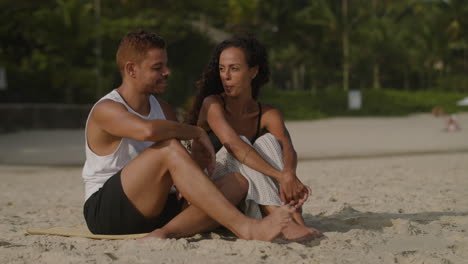 deux amis qui parlent à la plage