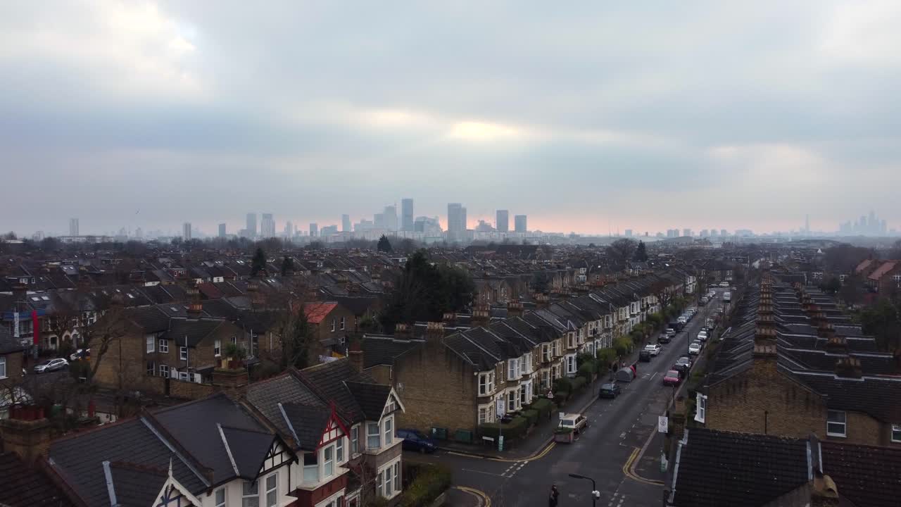 멀리 도시의 고층 빌딩이 있는 런던의 주거 거리