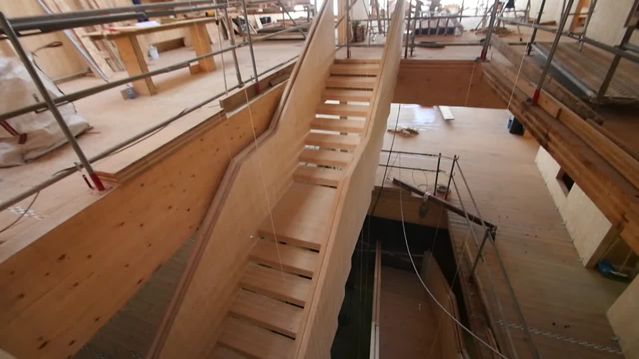 viajar en un sitio de construcción con andamios y escaleras de madera en construcción