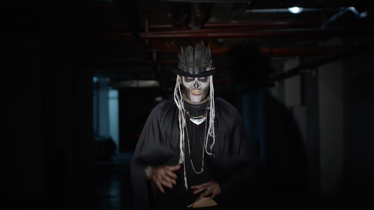 카니발에서 무서운 남자 얼굴 두개골 할로윈 스레트의 메이크업 주차장에서 카메라에 끔찍하게 보이는