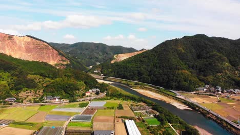 Kleines-Dorf-In-Japan-An-Einem-Wunderschönen-Fluss