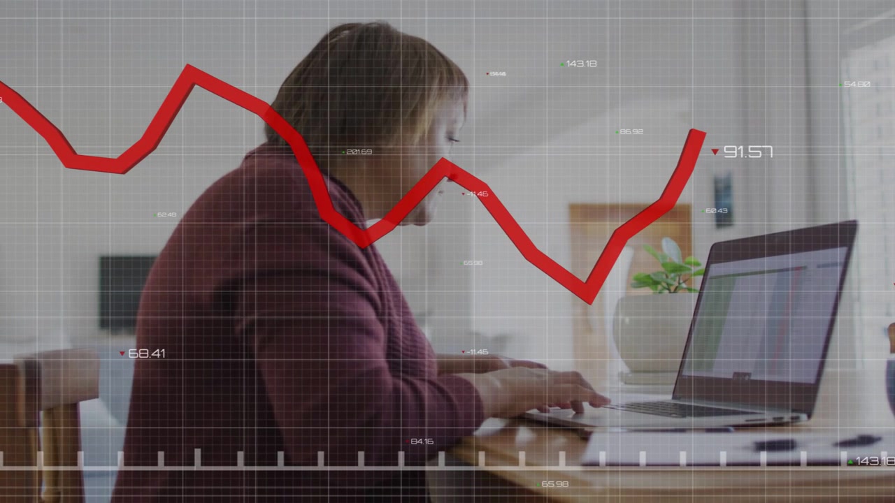 Donna che digita su un portatile, con una griglia sottile che appare e una linea rossa che inizia a disegnare sullo schermo, monitorando le finanze.