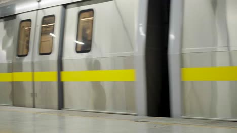 el metro de delhi llega a la estación.