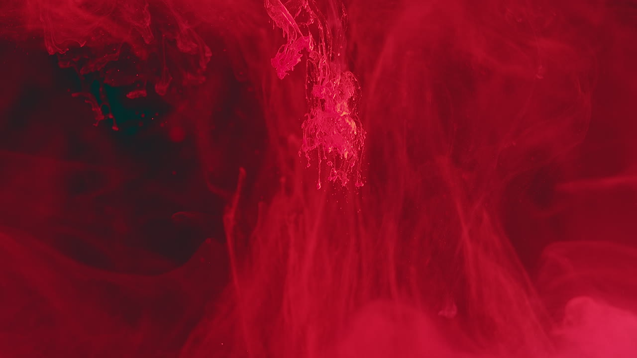 рассеивание розовых чернил в темной воде, абстракция