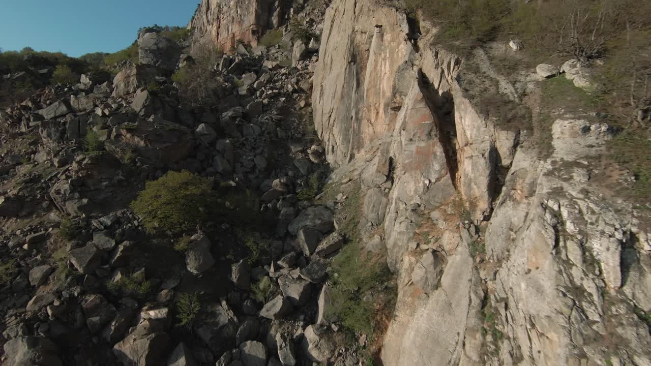 vista aérea de una escarpada ladera de la montaña con una escarpa escarpada y un deslizamiento de tierra