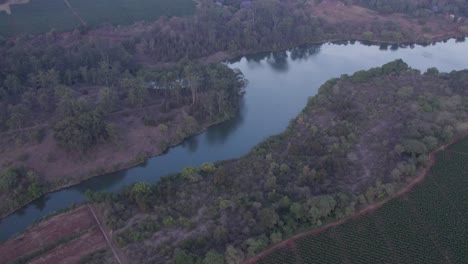 Toma-Aérea-Del-Hermoso-Camino-Del-Lago-En-El-Corazón-De-La-Naturaleza-Verde-Y-Pacífica,-Kenia