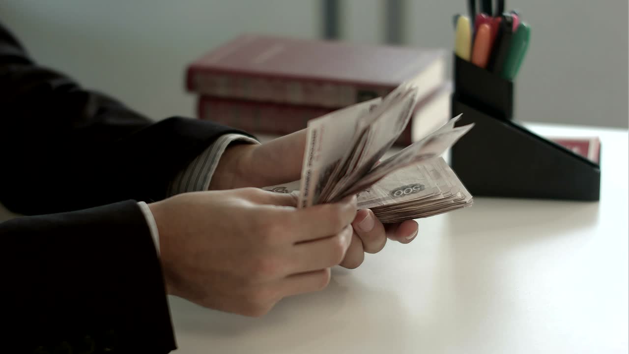 la anciana cuenta el dinero.