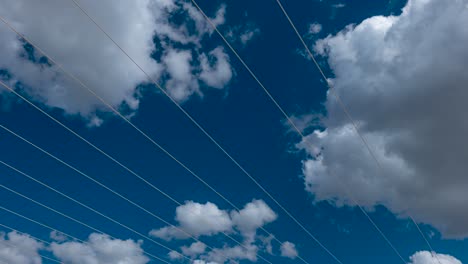 el lapso de tiempo de las nubes dramáticas blancas
