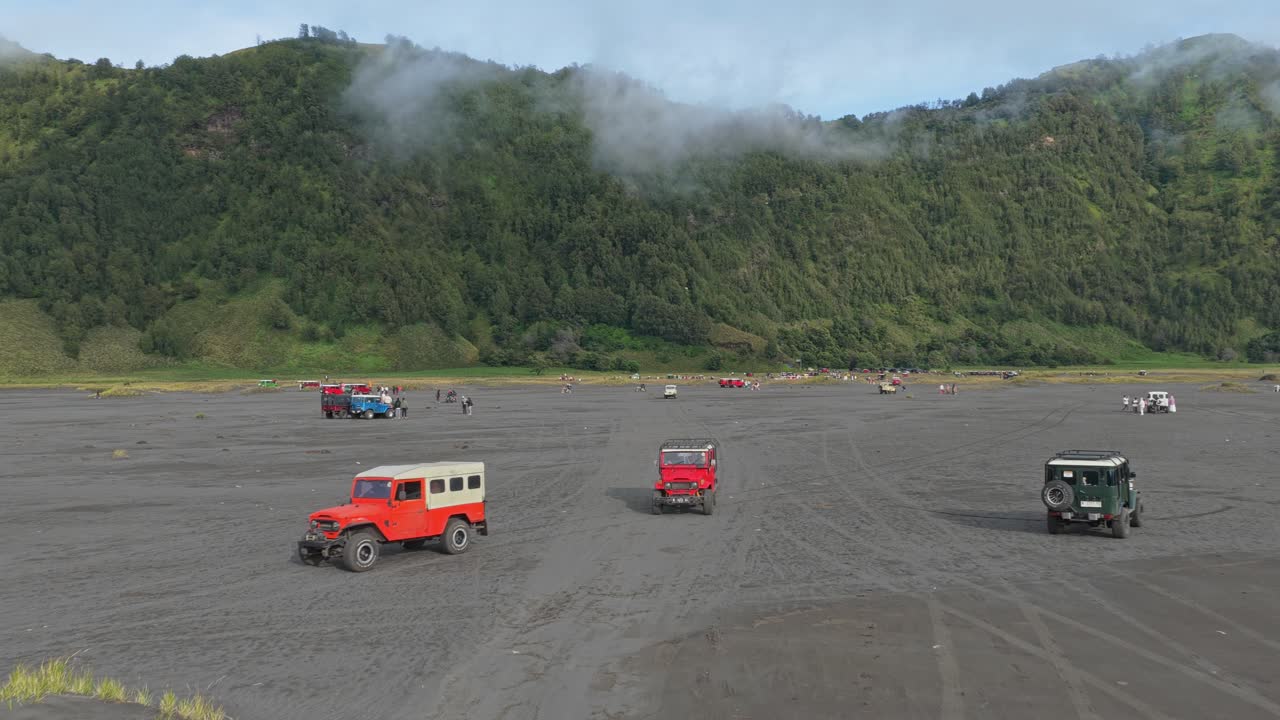 Jeeps kører på sandet terræn i Bromo Tengger Semeru Nationalpark