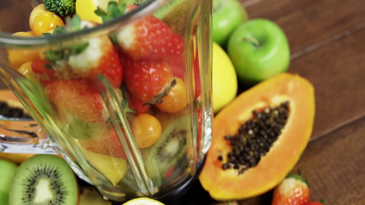 Varias frutas y verduras en licuadora