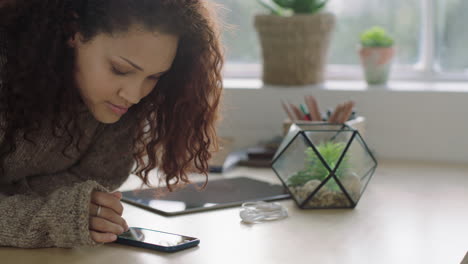 Mujer-Joven-De-Raza-Mixta-Que-Usa-Un-Teléfono-Inteligente-Navegando-En-Las-Redes-Sociales-En-Línea-Enviando-Mensajes-De-Correo-Electrónico-En-Un-Loft-Moderno