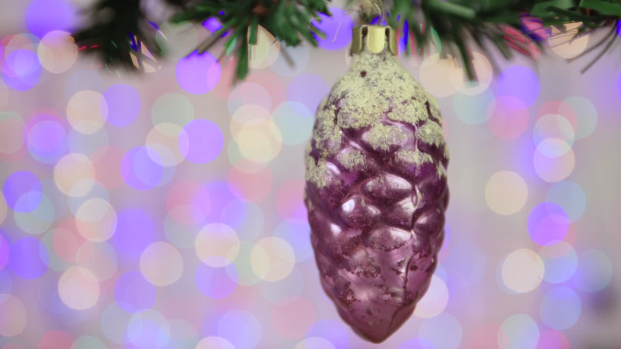 juguete de navidad vintage de cono de pino con nieve en una rama, copia el espacio.