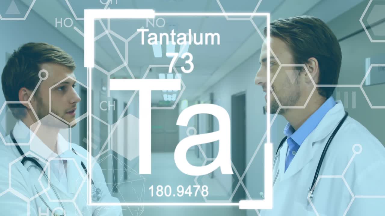 анимация диаграмм элементов и кодов периодической таблицы над улыбающимися врачами-мужчинами в дискуссии