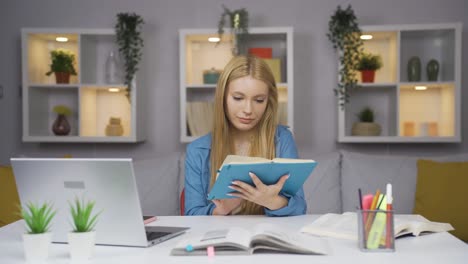 la estudiante se siente feliz y en paz, divirtiéndose.