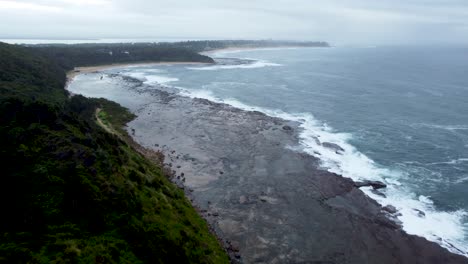 Línea-De-La-Costa-Australiana-Sobre-El-Arrecife-Océano-Tiro-Con-Drone-Pan-Nsw-Costa-Central-Sydney-3840x2160-4k