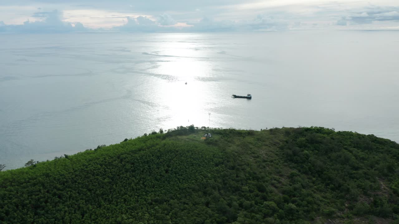 원격 전신주에 연료를 공급한 후 바지선으로 돌아가는 헬리콥터