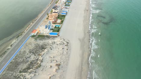 La-Manga-Del-Mar-Menor-En-Murcia-España-Imágenes-Aéreas-De-La-Playa-Que-Divide-El-Mar-Mediterráneo-Y-La-Laguna