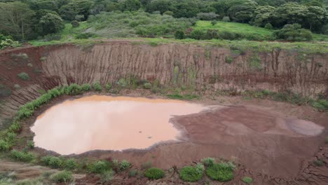 Barro-En-La-Granja-Africana-En-Loitokitok,-Sudáfrica,-Kenia,-África,-Fondo-Con-árboles-Verdes-Y-Hierba-Durante-El-Día,-Plano-General