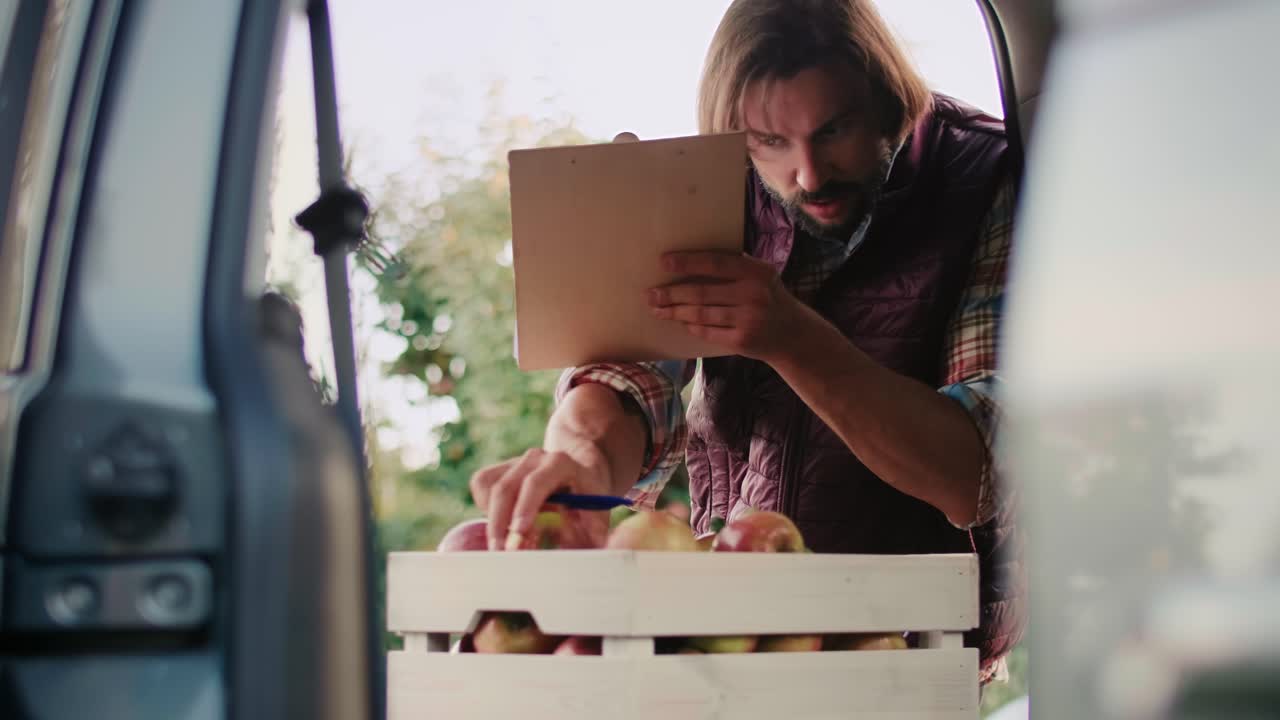 클립보드에서 일부 데이터를 확인하는 농부의 느린 움직임