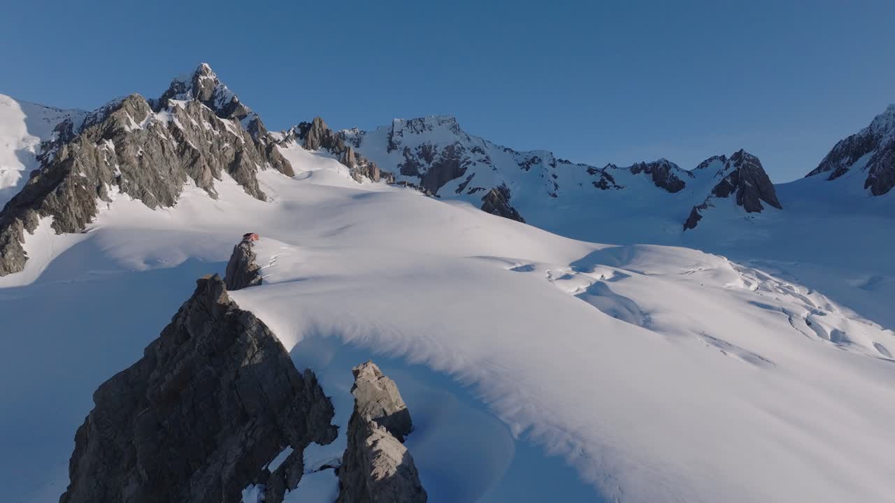 Un rifugio selvaggio e remoto tra montagne innevate e ghiacciai