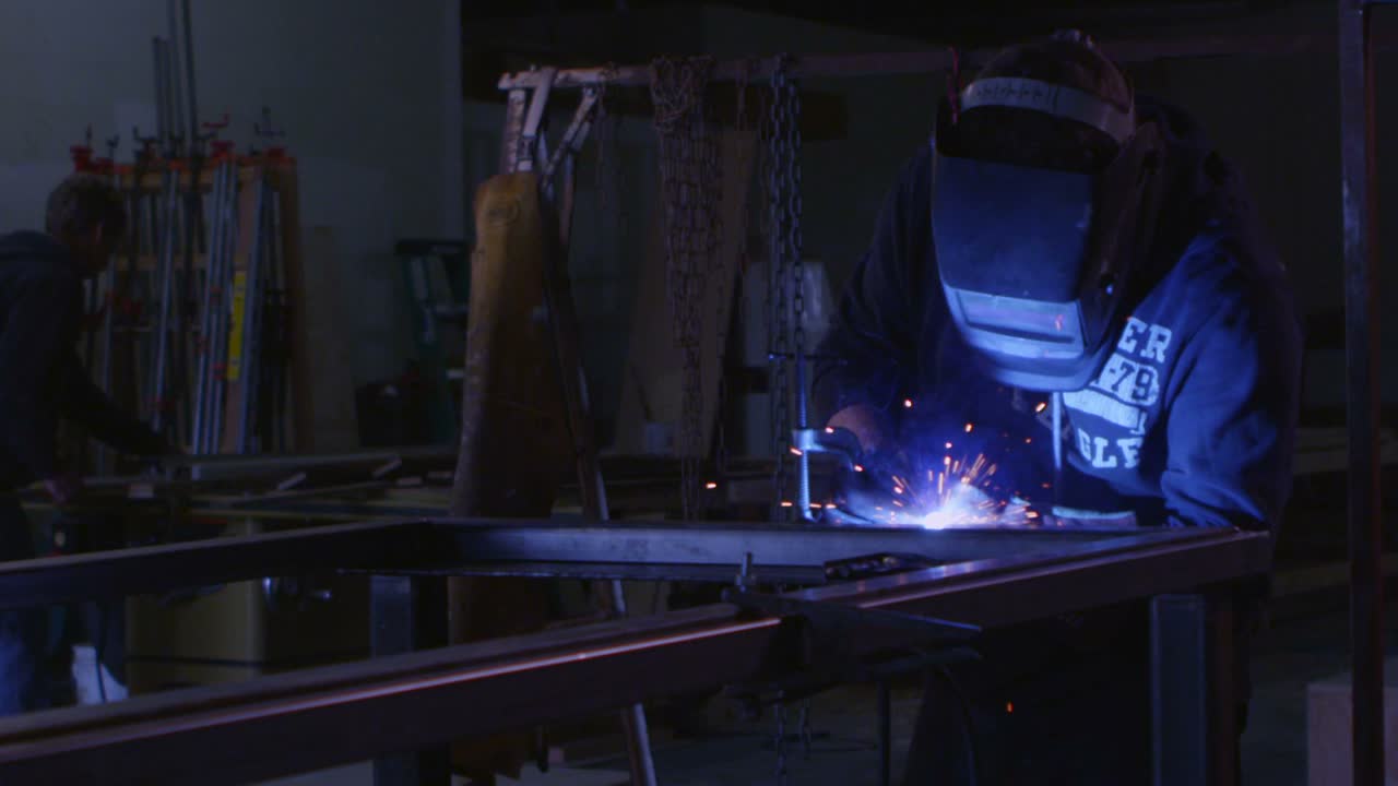 작업장에서 용접하는 아크 용접기